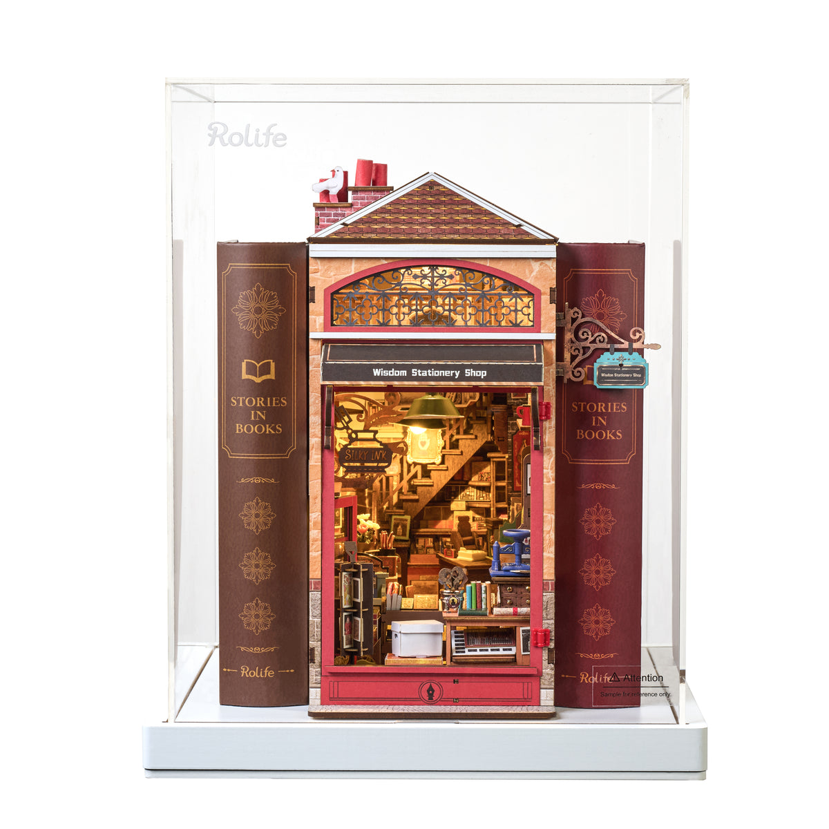 Rolife DIY Book Nook i glas display med detaljeret miniature boghandel foran røde 'Stories in Books' bogrygge