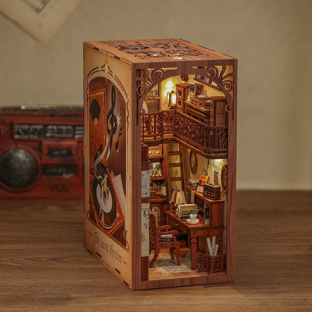 Træ-finish book nook med åben miniaturestue, skrivebord, stol, kop, trappe og overetage