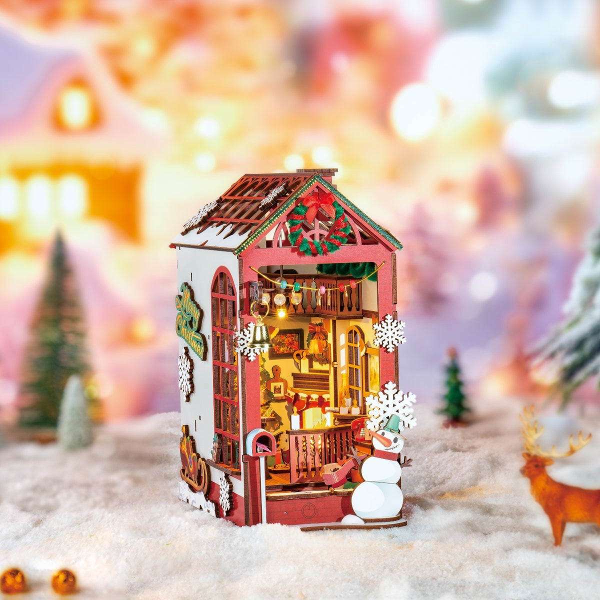 Rolife Christmas Indoor Scene miniaturhus vist forfra med åbent, oplyst interiør, krans og snemandsfigur