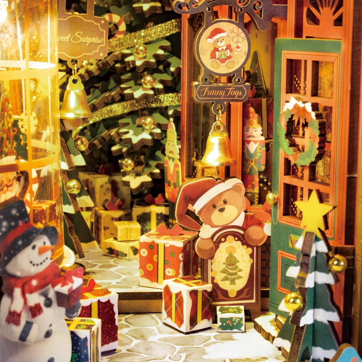 Nærbillede af Rolife Christmas Street DIY Book Nook: gågade med julegaver, bamse-skilt, klokker og pyntede træer