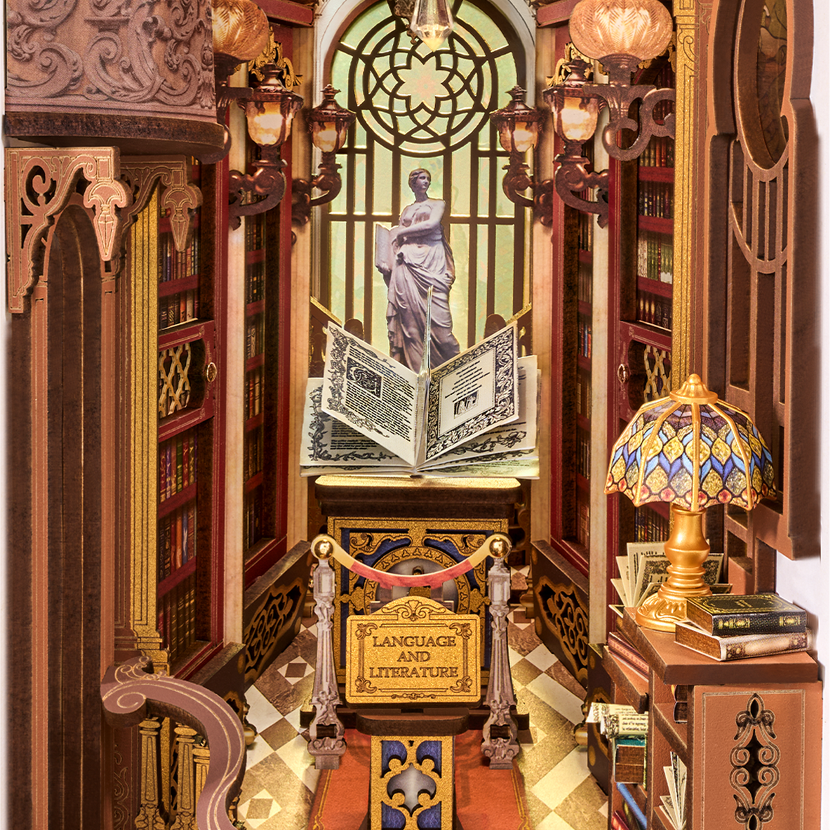 Miniature book nook med åbent bogstativ, statue foran gotisk vindue og Tiffany-lampe