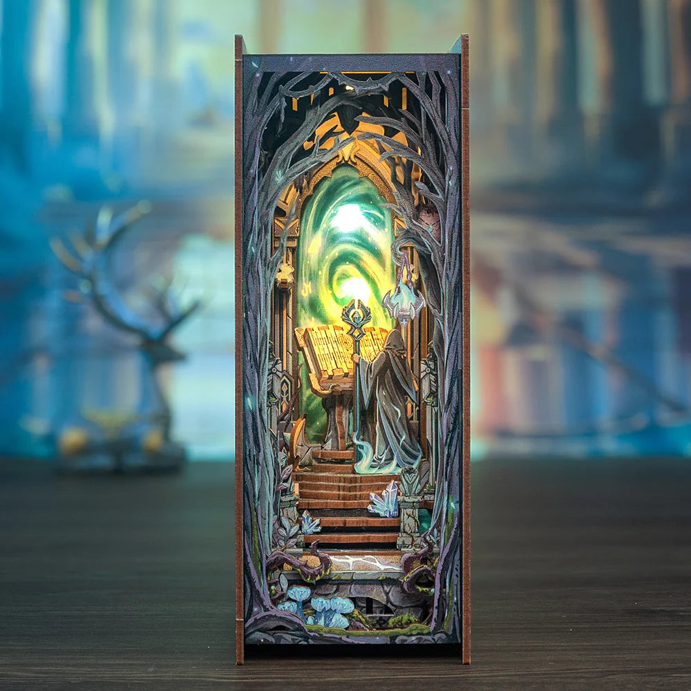 Miniature oplyst portal med trappe, bogstand og kappeklædt figur set forfra