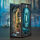 Miniatyr bogniche med oplyst trappe og illustreret portal