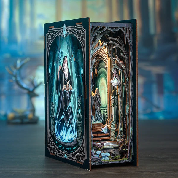 Miniature træbogniche med oplyst portal og buet udskåret bogreol