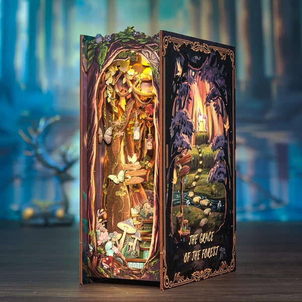 CUTEBEE Book Nook som opret skovscene med miniature hyggehjørne, svampe, sommerfugle og små lanterner