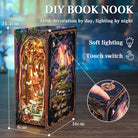 Træ-motiveret diorama book nook med blødt indvendigt lys og synlig touch-knap