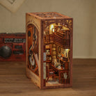 Træ-finish book nook med åben miniaturestue, skrivebord, stol, kop, trappe og overetage