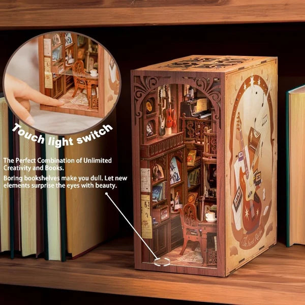 Miniaturestue i CUTEBEE The Secret Rhythm book nook, oplyst indeni med touch-lys ved gulvet