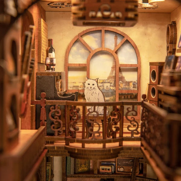 CUTEBEE The Secret Rhythm DIY book nook med lille papirkat på barstol foran buet vindue og Paris-baggrund