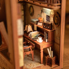 Miniature bogniche fra CUTEBEE The Secret Rhythm med skrivebord, stol, åben bog, kaffekop og lille radio