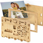 Træfarvet puzzlebox med udskårne gåder foran en billedramme med foto af et par